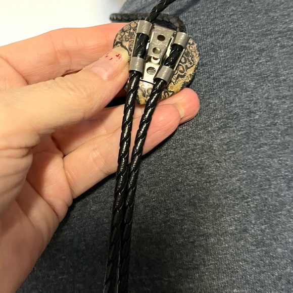 Very nice polished leopard skin agate heart bola tie, bolo tie - Picture 4 of 5